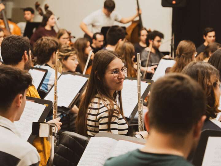 El Institut Valencià de Cultura, la FSMCV y CaixaBank convocan las becas para el alumnado de escuelas de música con una dotación de 275.000 euros