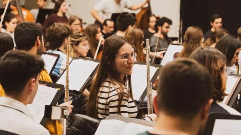 El Institut Valencià de Cultura, la FSMCV y CaixaBank convocan las becas para el alumnado de escuelas de música con una dotación de 275.000 euros