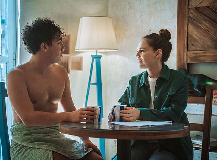 ‘Dutxa’ convierte una caída en el baño en una comedia sobre cómo elegimos vivir