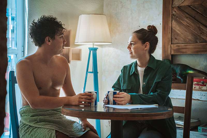 ‘Dutxa’ convierte una caída en el baño en una comedia sobre cómo elegimos vivir