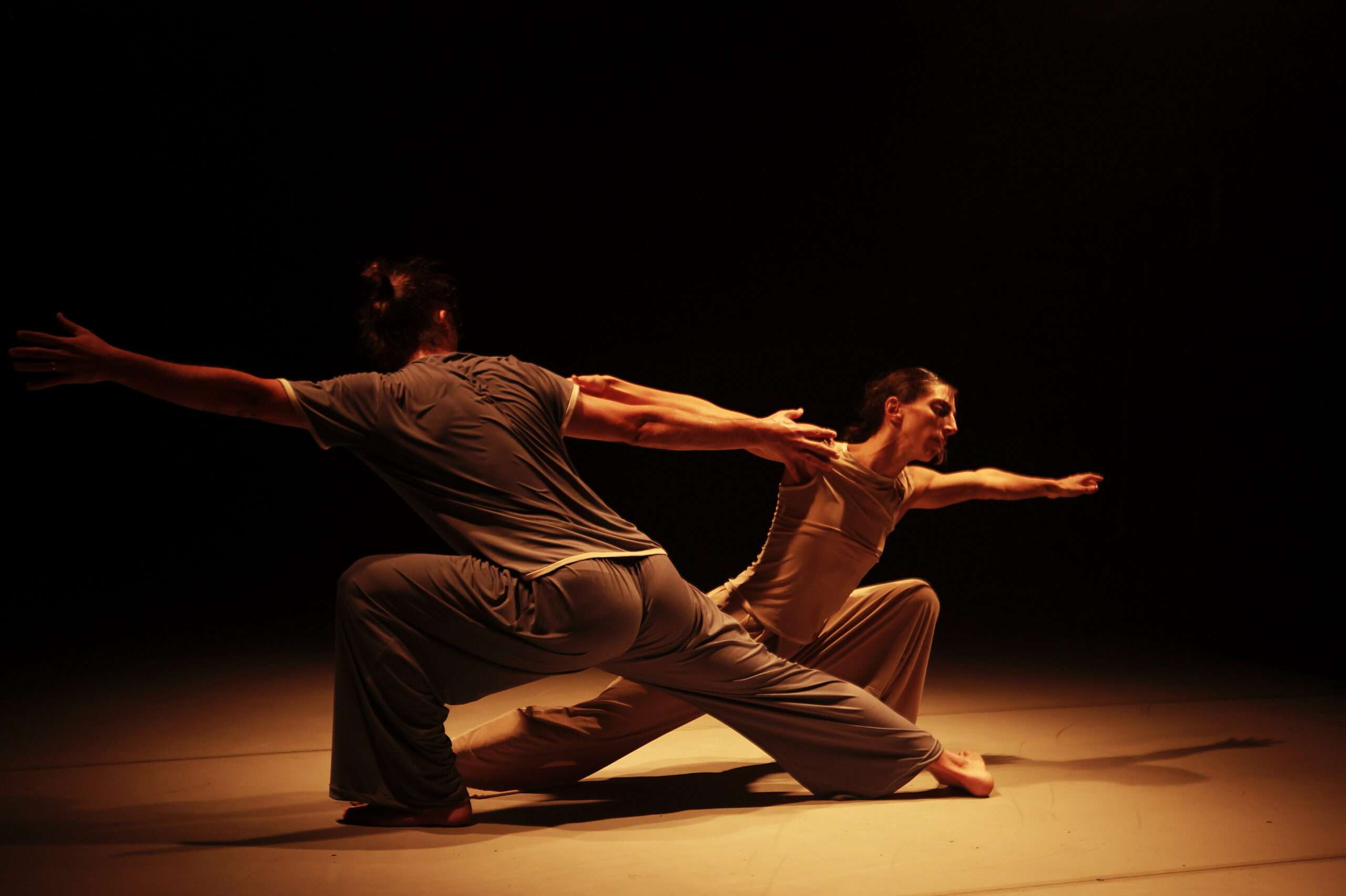 El Teatre Arniches acoge ‘Afines’, el espectáculo de danza de Marcat Dance que explora la conexión entre dos cuerpos