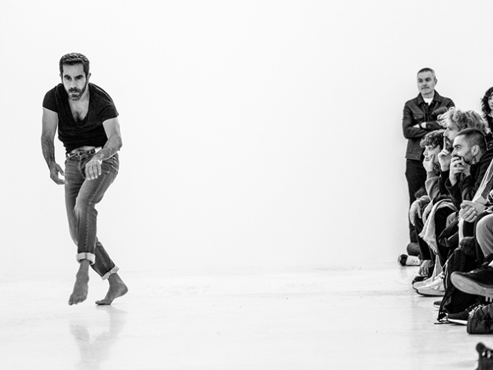 Daniel Abreu dialoga con la arquitectura del Centre del Carme con ‘Sobre Blanco’, una memoria viva de sus dos décadas de danza