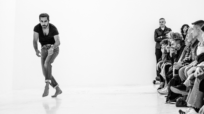 Daniel Abreu dialoga con la arquitectura del Centre del Carme con ‘Sobre Blanco’, una memoria viva de sus dos décadas de danza