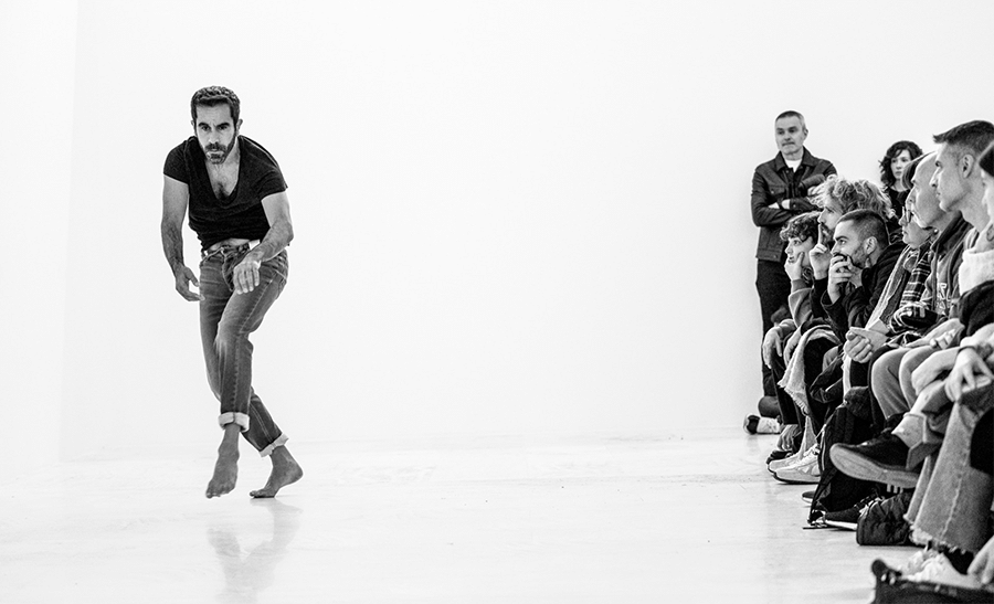 Daniel Abreu dialoga con la arquitectura del Centre del Carme con ‘Sobre Blanco’, una memoria viva de sus dos décadas de danza
