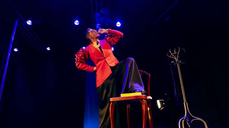 La importancia de llamarse El Titi cruza a Oscar Wilde y Rafael Conde para hablar de cultura, identidad y libertad